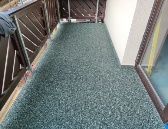 Balkon- und Terrassensanierungen mit entkoppelten Natursteinspachtelbelägen, Steinteppichen