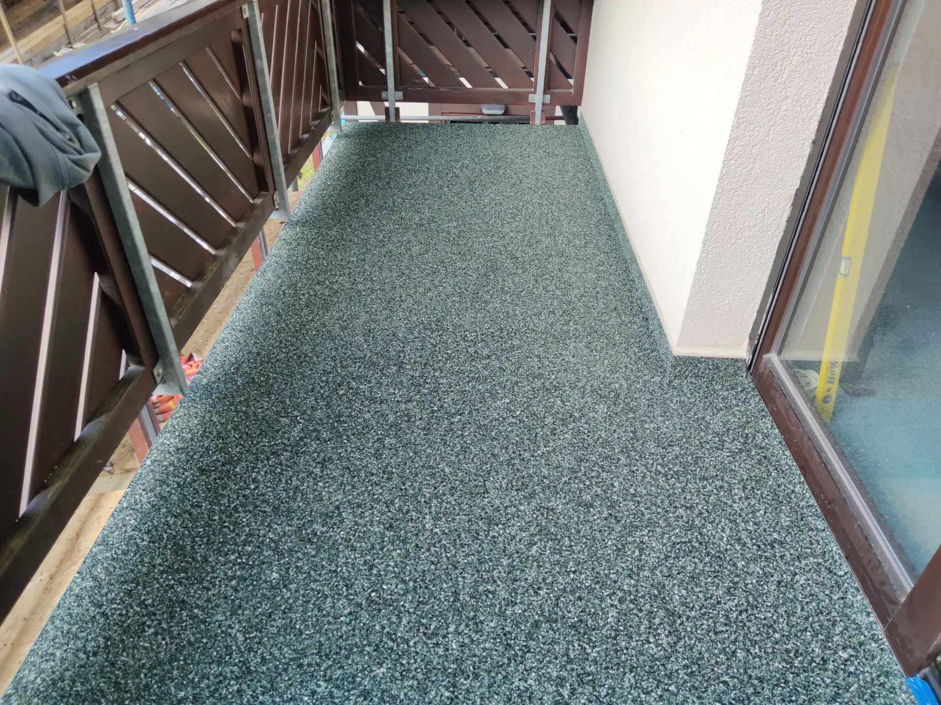 Balkon- und Terrassensanierungen mit entkoppelten Natursteinspachtelbelägen, Steinteppichen